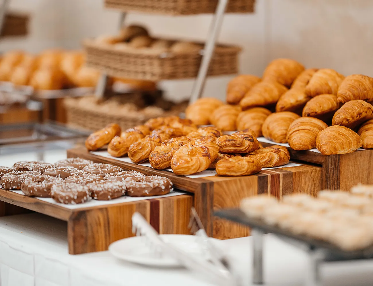 Kleines Gebäck auf Holztreppchen dekoriert als Buffet